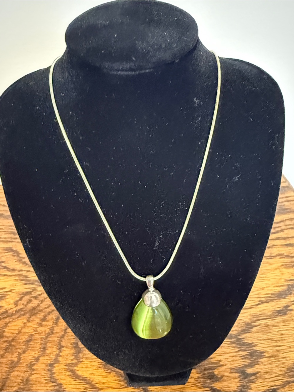 Green Cat’s Eye Glass Teardrop Pendant Necklace Silver Tone Snake Chain 18”